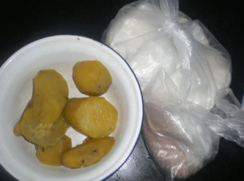 step1: 紅薯洗淨削皮放鍋中蒸熟。