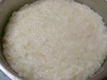 step1: 蘿蔔包絲下鍋悶軟~加入再米粉水攪拌至綢綢的~放入電鍋蒸熟放涼