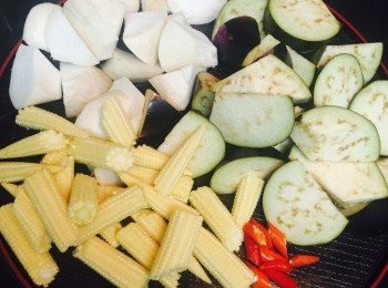 step1: 茄子和雞肶菇洗淨切角，粟米芯斜刀切半。指天椒斜切成粒。