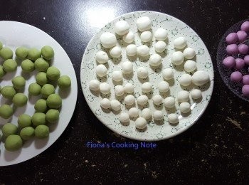 step2: 水慢慢倒入糯米粉內，用手慢慢揉捏成光滑不沾手的麵糰，就可以開始揉成喜歡的大小。