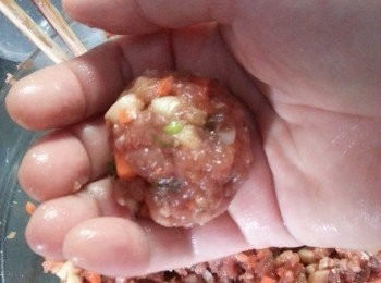 step6: 手濕少許水,用手捏取適當大小豬肉,在手心中滾成圓型