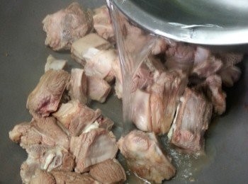 step9: 加入適量水將羊腩煮約2分鐘(水滾後計),隔去水份洗淨羊腩待用