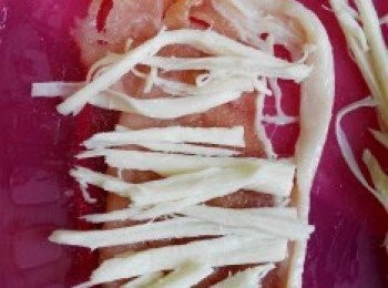 step2: 豬肉片鋪平，將芝士絲鋪上再卷成卷狀。