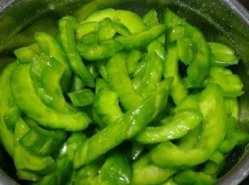 step4: 用斜刀切法，將涼瓜切至0.5cm至1cm的厚度，視乎個人喜好。用粗鹽抓一下涼瓜條。