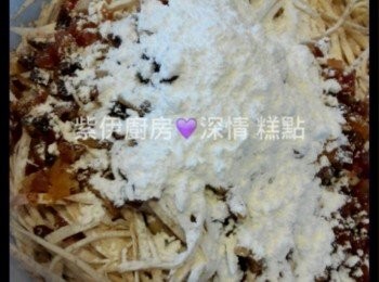 step4: - 加入已炒香臘腸粒, 蝦米粒, 冬菇粒, 生粉, 拌勻