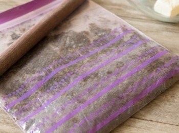 step2: 全部餅乾連同有餡料的一同放入保鮮袋內，用硬物打碎成幼粒。（亦可用食物處理器代勞）