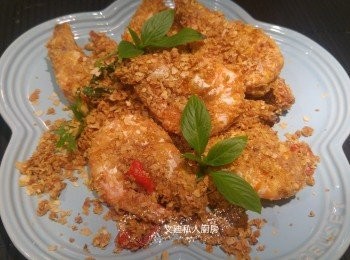 step9: 將脆脆麥片鋪上蝦面即成。(可加一些九層塔裝修。)