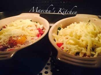 step3: 取出小焗盤，灑上芝士碎，放入焗爐繼續以180度焗約5分鐘至芝士溶化呈金黃。