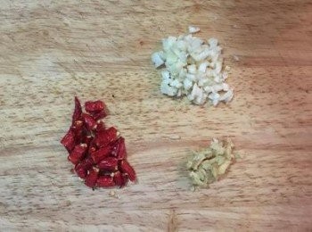 step3: 蒜拍扁去皮切末；辣椒切塊；薑去皮切末。。