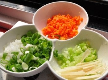 step1: 將備料切成碎末、切絲備妥如圖
