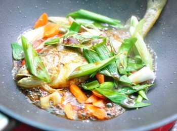 step5: 加入米酒煨煮至醬汁稍微收乾即可(記得魚要輕輕翻面，才能讓醬汁更吸收)