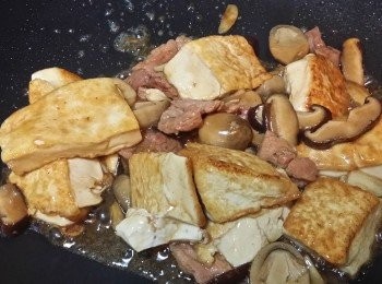 step9: 開蓋轉中大火，加入豆腐同煮