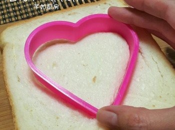 step1: 將方包用心型膠模切去麵包中央及塗上牛油