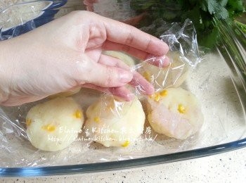 step6: 再放上一層保鮮紙 , 再放上其餘份量的薯餅