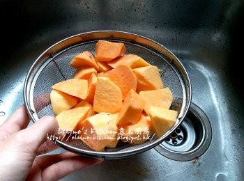 step2: 蕃薯放入大碗內加水浸過面靜待30分鐘 , 倒去水份後用水沖一沖洗及瀝乾