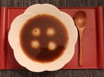 step3: 紅豆湯和湯圓同放碗中即成。