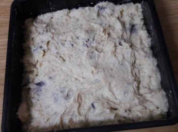 step6: 把麵糊倒入不沾模型中 , 再用木匙把頂端刮平 , 入烤箱烤40分鐘即可 , 插入木籤 , 抽出如沒有沾黏即已烤好