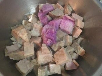step1: 將芋頭及紫山藥切塊，蒸20分鐘到芋頭及紫山藥鬆軟即可。（也可全部用芋頭，用紫山藥是取其色,不過這次用的紫山藥不太顯色)