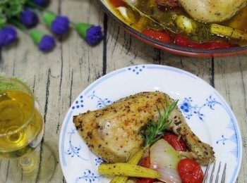 step7: 💕這道香草時蔬烤雞腿排 蔬果可隨自家喜好自己運用搭配，小番茄因烘烤的過程即會釋放出汁液， 溶合了蒜與迷迭香讓底下雞肉汁多味美，而上層雞皮因架高於蔬果上， 加上長時間烘烤也自然酥脆好吃， 如平時使用是較不帶水份蔬果，可酌量加點白酒，味道也超棒喔。 另香草運用不侷限，迷迭香ˊ百里香ˊ甜蘿勒ˊ香茅....都可運用。 如沒新鮮香草，用乾燥香料也ok， 下廚是開心愉快的事沒那麼嚴肅，家人吃得開心最重要😊