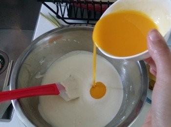 step3: 加入已打散的蛋黃及半茶匙雲呢拿油拌勻
最後加入 15g低筋粉+10g鷹粟粉 拌勻備用