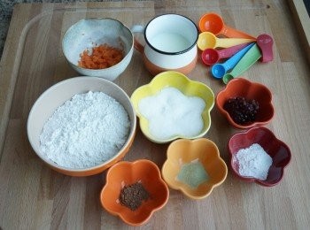 step1: 將暖牛奶與麵粉和糖混合。
加入泡打粉，成為牛奶粉漿。