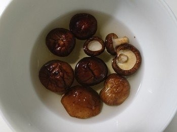 step1: 乾香菇泡水備用（香菇水不要倒掉）。