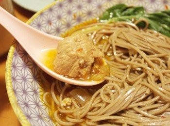 step9: 步驟很簡單就完成這一碗紅燒豬肉麵~~加了豆瓣醬與花椒讓湯頭喝起來很香又提味~~微微辣的口感很適合帶有涼意的日子呀&gt;///