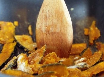 step7: 灑上糖調味，快炒關火上碟