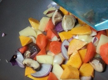 step9: 加入300g食用開水將材料煮10分鐘