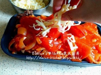 step12: 將汁料淋在豬扒上 , 再灑多多Mozzarella芝士碎