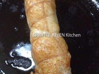 step3: 平底鍋用中火把雞捲的皮朝下慢煎至油出來