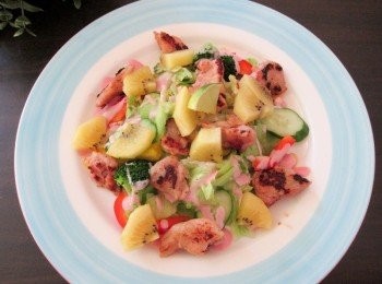 step2: 把蔬菜沙拉盤擺好，擺上間好的雞肉（以雞皮朝下煎，這樣就不用使用到油了），<span class="group_2">沙拉醬</span>淋在沙拉上便完成了。