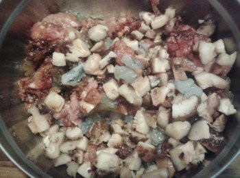 step1: 鮮蝦洗淨去腸，用刀背拍切粒，將豬肉，蝦及調味料放進碗內拌勻，放入冰箱15分鐘備用