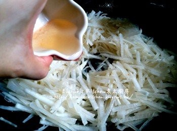 step5: 鑊中加入蘿蔔絲拌勻炒數分鐘 , 加入冬菇水拌勻炒至收乾水份