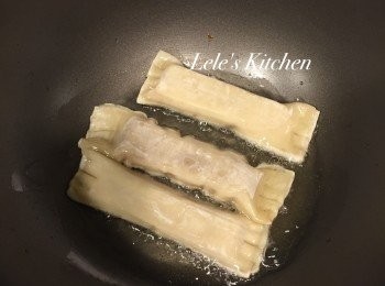 step3: 接著就可以放入油鍋啦~
(注意：油不用放太多，
用半煎炸的方式料理 就已經很酥脆很好吃了哦)
將每一面都煎炸至金黃色，就可以起鍋啦！