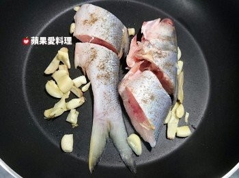 step4: 聞到蒜的香氣時，放入魚。