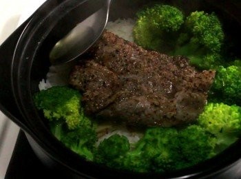 step9: (重點!!!) 把鍋子放好, 以湯匙在四周淋上少量熟油, 油會順勢滲至下方。熟油能令米粒酥香而又不巴鍋。