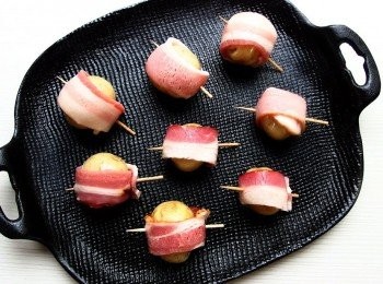 step3: 將煮熟的馬鈴薯捲上培根一圈,再用牙籤固定住。