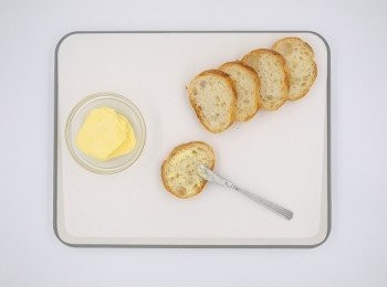 step2: 將法棍小圓片兩面都塗抹薄薄一層奶油。