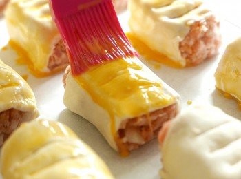 step9: 在每件肉卷表面掃上蛋漿。