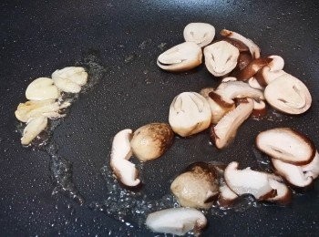 step6: 燒熱油鑊，下蒜頭略爆，再加入什菇略炒