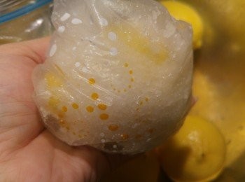 step2: 粗鹽放入密封保鮮袋, 然後放幾湯匙粗鹽入內, 再放入一個檸檬摩擦檸檬表面, 作用擦走檸檬臘質和雜質。