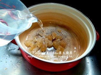step9: 煲內加入冰糖及1500ml水用中火煮至糖溶