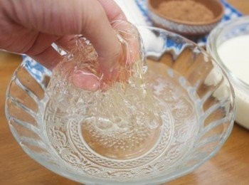 step4: 泡軟的吉利丁片用手把水給擠出來!!