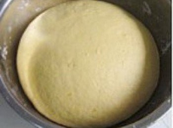 step2: 將麵團放在盆中,蓋上一塊濕布,放溫暖處自然餳發3-5小時左右,現在是冬天,大概3-5個小時需要的,也可以晚上和麵,第二天早上起來,面一般就醒好,可以用來整型包包子做花卷之類了.另外一個快速1小時發麵的方法,看下面注意事項部分