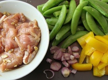 step1: 將里肌肉切片加入<span class="group_2">醃料</span>醃約30分鐘，備用