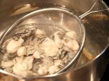 step2: 湯鍋加水放入薑片與少許清酒煮開，將鮮蚵放在濾網中浸入開水中快速川燙取出。