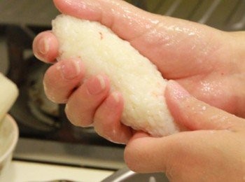 step3: 雙手沾水將拌蟹肉棒絲白飯捏成熱狗狀，插上竹筷(竹筷先用水沖洗乾淨)，用手再整形成米棒狀，放入小烤箱，烤20~25分鐘至米棒呈現乾燥狀即可取出。