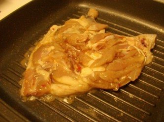 step2: 2.熱鍋後ˊ不用放油ˊ直接將雞皮面放入鍋中ˊ 用中小火乾煎並逼出多餘油脂