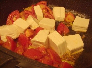 step4: 4.然後擺入豆腐略為拌勻